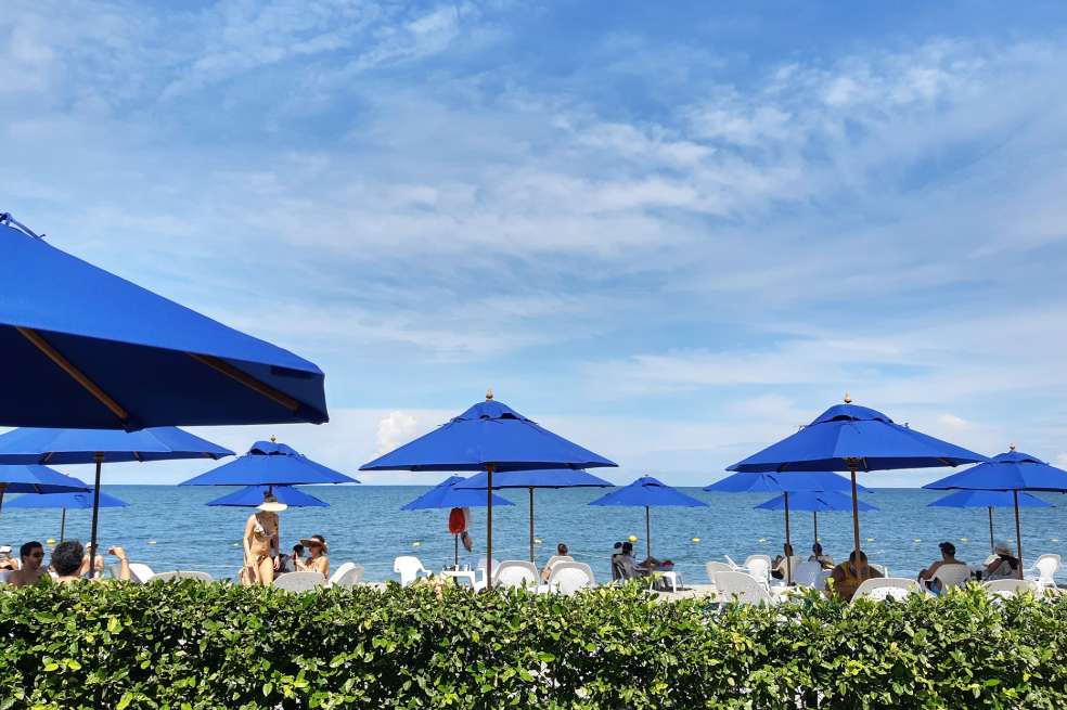 Santa Marta Marriott Resort Playa Dormida cuenta con 168 habitaciones, así como áreas de piscina y playa, dos restaurantes, que estarán operando con capacidades limitadas, según la estipulación de las autoridades locales, además de servicio de Room Service.