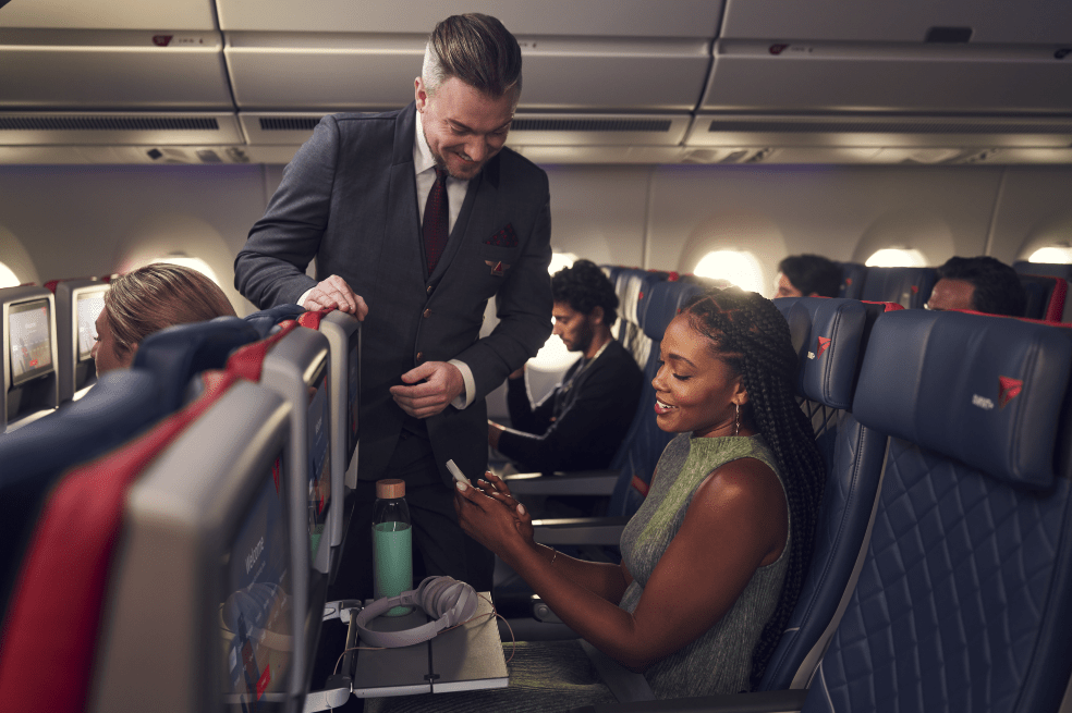Entre muchos otros, los socios de Delta Sky Miles y LATAM Pass pueden ganar y canjear millas o puntos, respectivamente.