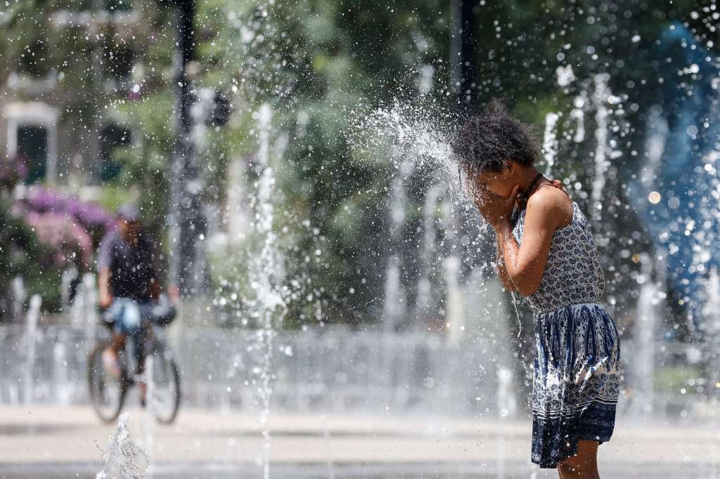AME1001. SAO PAULO (BRASIL), 17/02/2025.- Una niña juega en una fuente durante una ola de calor este lunes, en el centro de Sao Paulo (Brasil). EFE/Sebastião Moreira