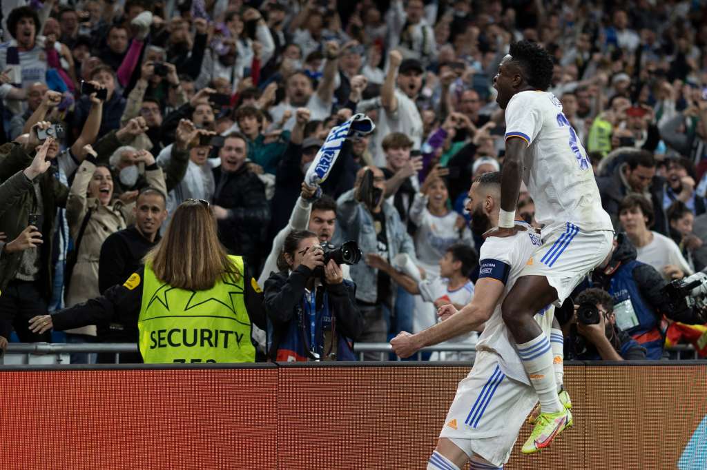 MADRID, 04/05/2022.- El delantero del Real Madrid Karim Benzemá (i) celebra junto a Vinicius Jr. su gol, durante el partido de semifinales de la Liga de Campeones que Real Madrid y Mancester City disputan este miércoles en el estadio Santiago Bernabéu, en Madrid. EFE/Rodrigo Jiménez