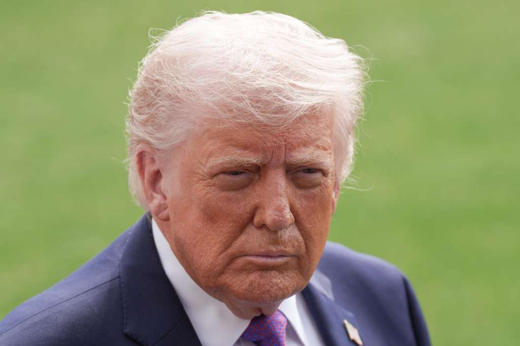 AME2942. WASHINGTON (ESTADOS UNIDOS), 11/03/2026.- El presidente de Estados Unidos, Donald Trump, reacciona este miércoles, antes de partir hacia las ciudades de Reading, en el estado de Ohio, y Hebron, en Kentucky (EE.UU). Trump tiene previsto abordar la iniciativa TrumpRx y diversos asuntos relacionados con la economía. EFE/ Octavio Guzmán
