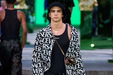 ¿Cómo llevar camiseta sin mangas? La prenda de la temporada