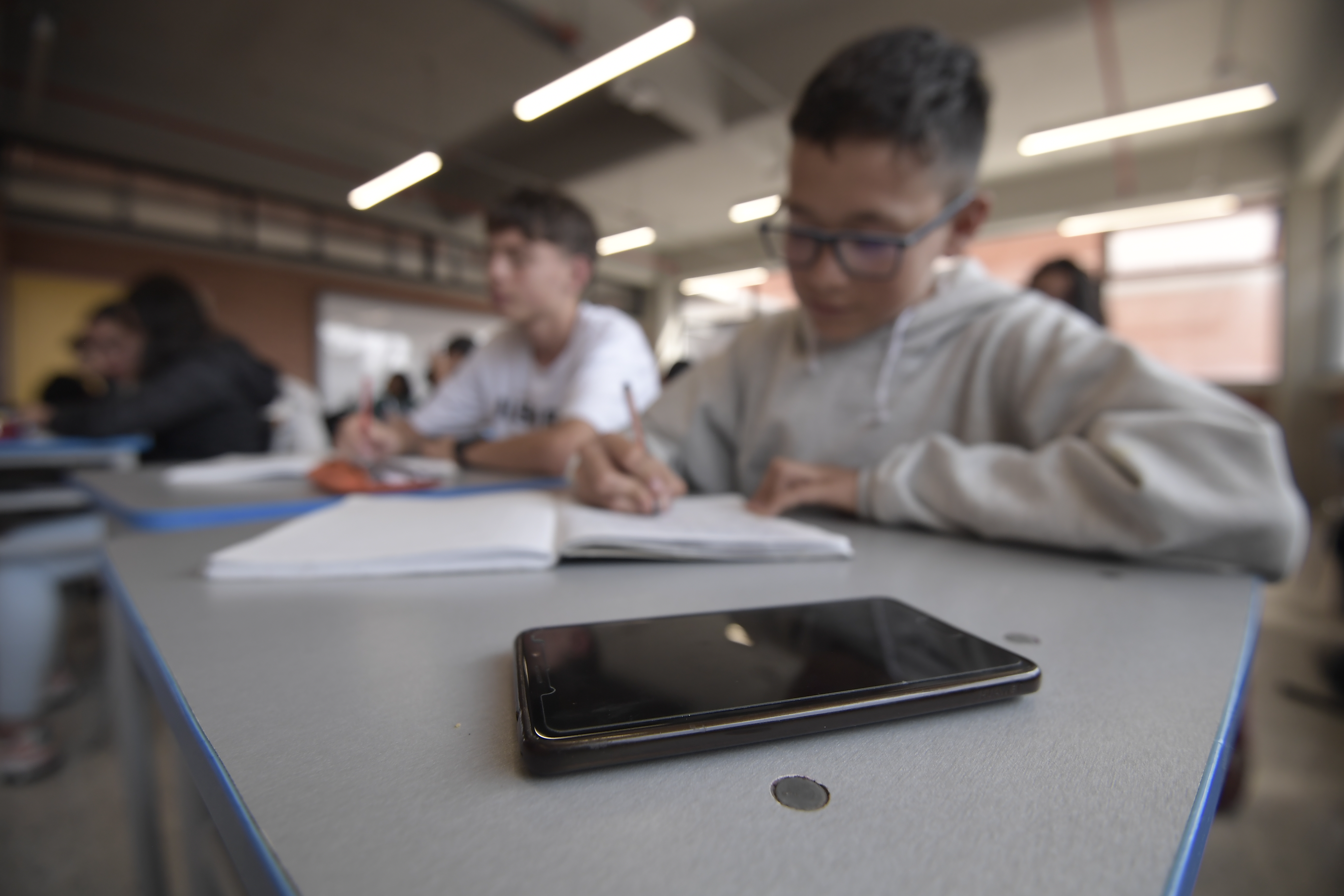 Estudiante de este colegio público ubicado en Bosa, Usan el celular.