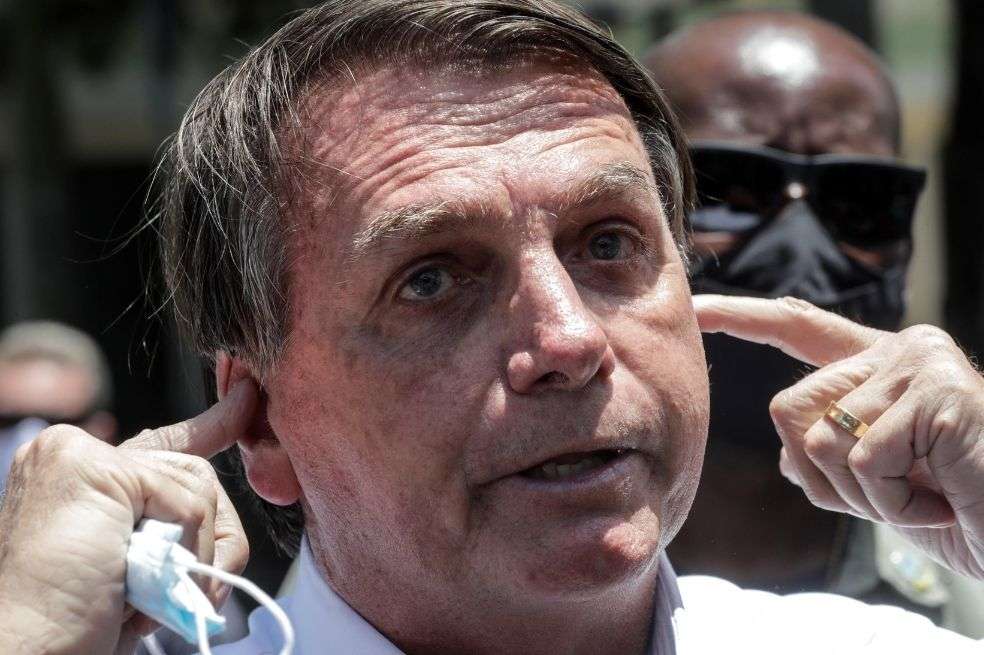 El presidente de Brasil, Jair Bolsonaro, habla con los periodistas tras votar en la segunda vuelta de las municipales en Río de Janeiro (Brasil).