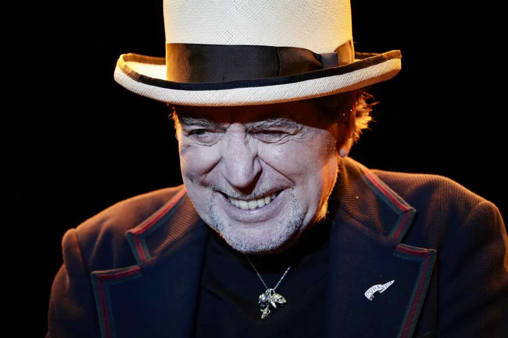 SJS020-SAN JOSÉ (COSTA RICA) 8/03/2025- El cantante español Joaquín Sabina, ofrece un concierto este sábado en el Estadio Nacional, en San José (Costa Rica). Sabina se despidió del público de Costa Rica con un emotivo concierto de su gira 'Hola y adiós' en el que hizo un repaso por los principales éxitos de su carrera y en el que también agradeció a la gente "dadivosa" y "cómplice" de este país centroamericano. EFE/Jeffrey Arguedas