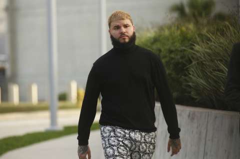 Farruko celebra sus 27 años bajo arresto domiciliario