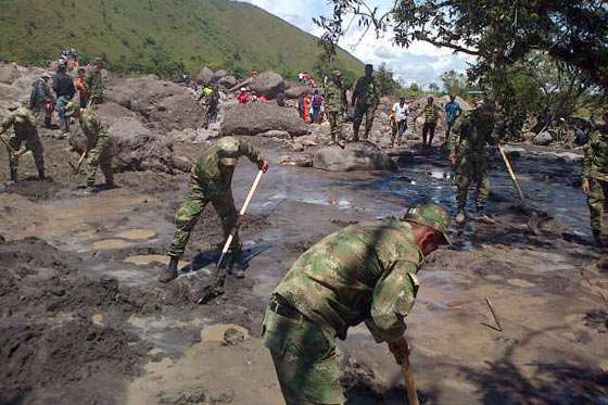 Tropas del Batallón 'Magdalena', apoyan a afectados por avalancha en el sur del Huila.