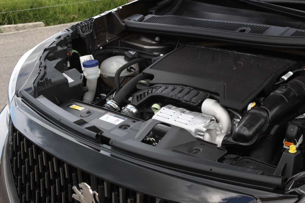 El Peugeot 2008 GT que se vende en Colombia funciona con un motor turbo de 1.2 litros.