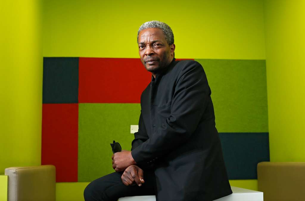 Simon Njami es escritor, crítico de arte, ensayista y comisario de exposiciones suizo-camerunés.
