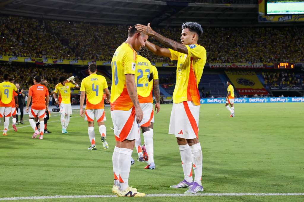 AME6308. BARRANQUILLA (COLOMBIA), 04/09/2025.- James Rodríguez (i) y Luis Díaz de Colombia celebran un gol este jueves, durante un partido por las eliminatorias a la Copa Mundial 2026 entre Colombia y Bolivia en el estadio Metropolitano en Barranquilla (Colombia). EFE/ Mauricio Dueñas Castañeda