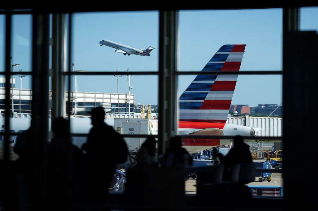 Washington (United States), 01/10/2025.- Planes at Ronald Reagan Washington National Airport in Arlington, Virginia, USA, 01 October 2025. The US government has shutdown after the US Senate failed to pass a funding bill last night. Federal departments including Transportation Security Administration (TSA) and air traffic controllers are expected to be affected during the shutdown. EFE/EPA/WILL OLIVER