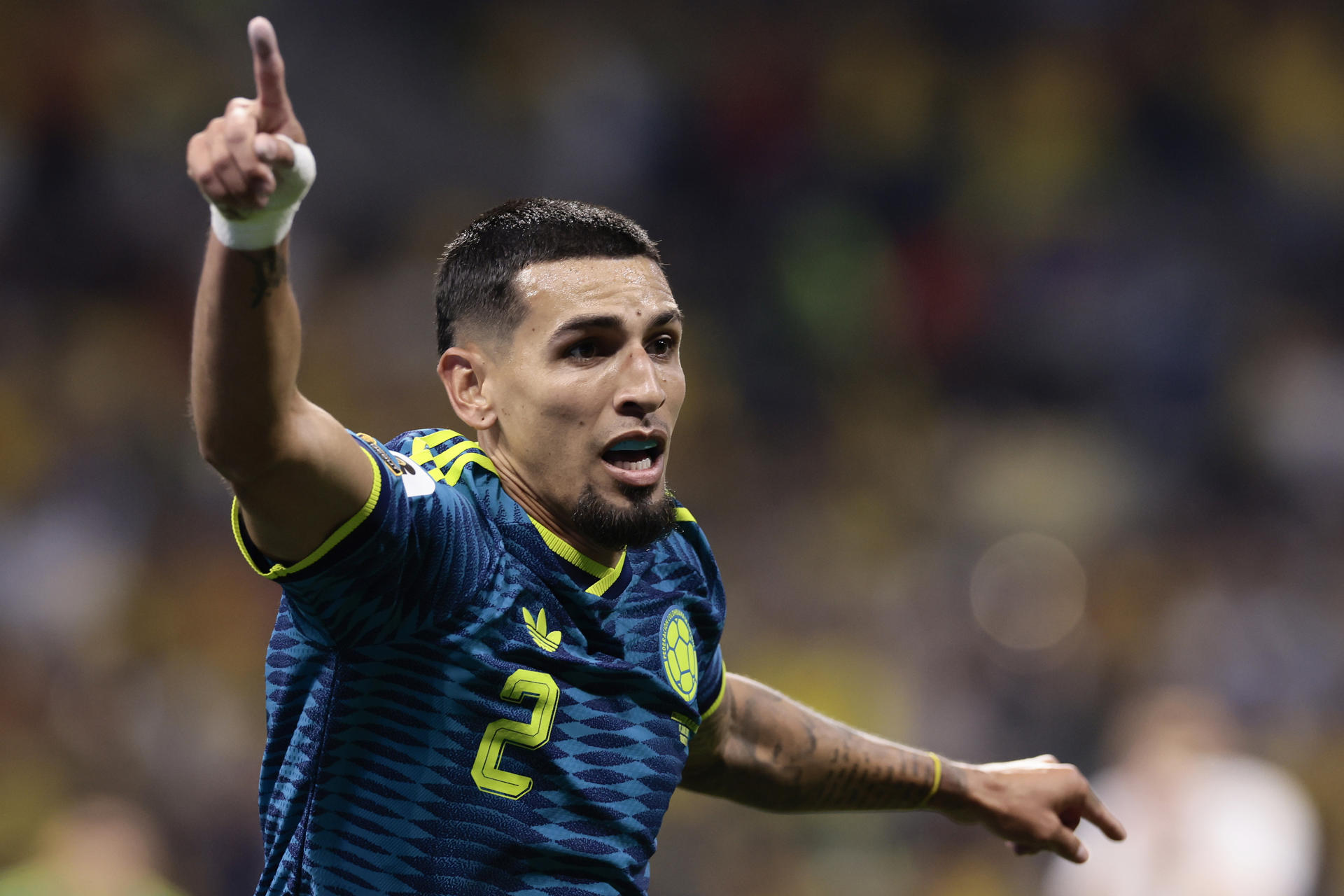 FOTODELDÍA GR4350. CIUDAD DE MÉXICO (MÉXICO), 17/06/2026.- Daniel Muñoz de Colombia celebra un gol este miércoles en un partido del grupo K del Mundial de la FIFA 2026 entre Uzbekistán y Colombia, en el estadio Azteca en Ciudad de México (México). EFE/ José Méndez