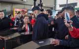 Nicky Jam se subió a Transmilenio y terminó improvisando con usuarios en pleno recorrido