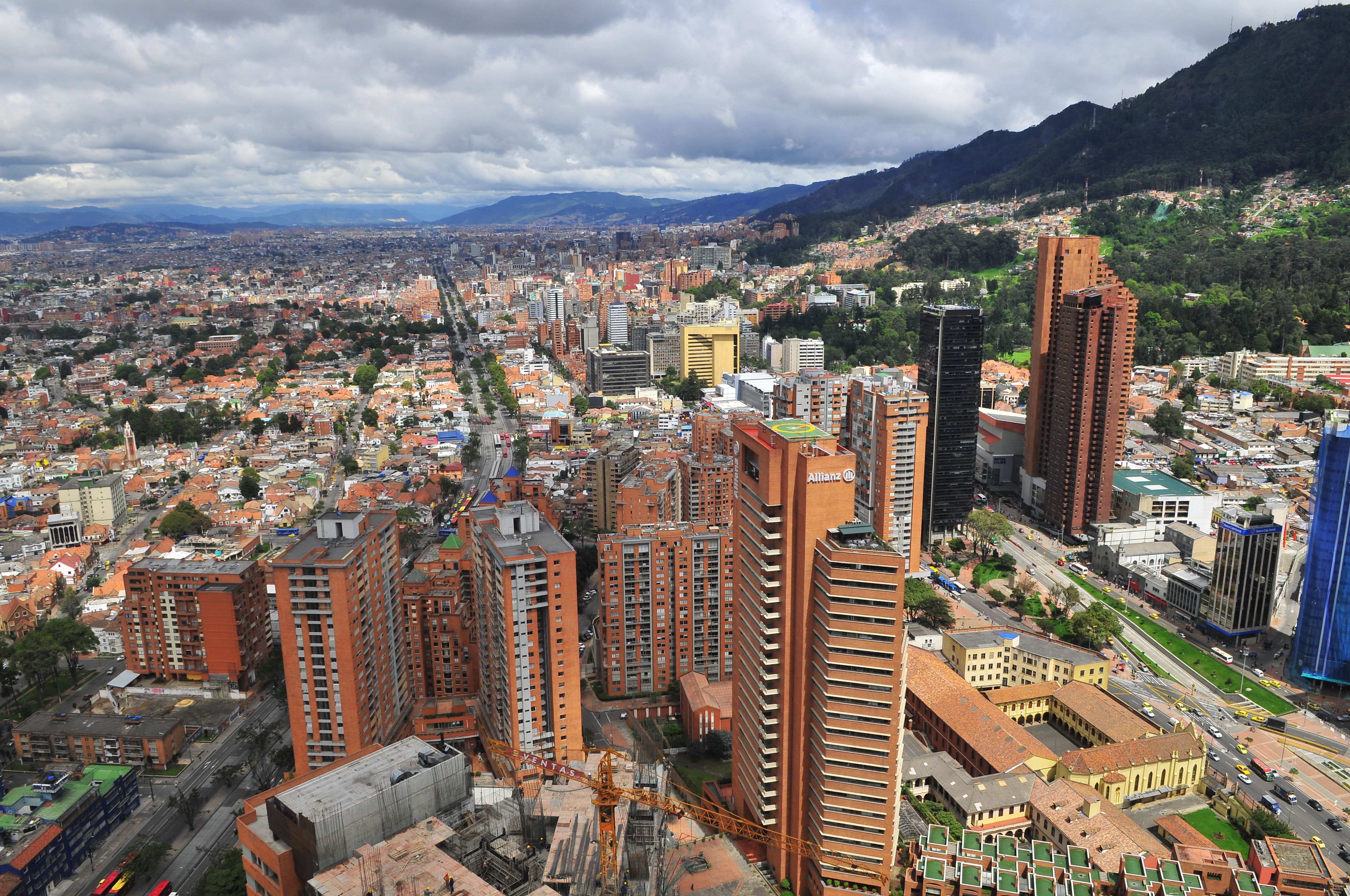 Imágenes de un edificio en construcción en Bogotá.