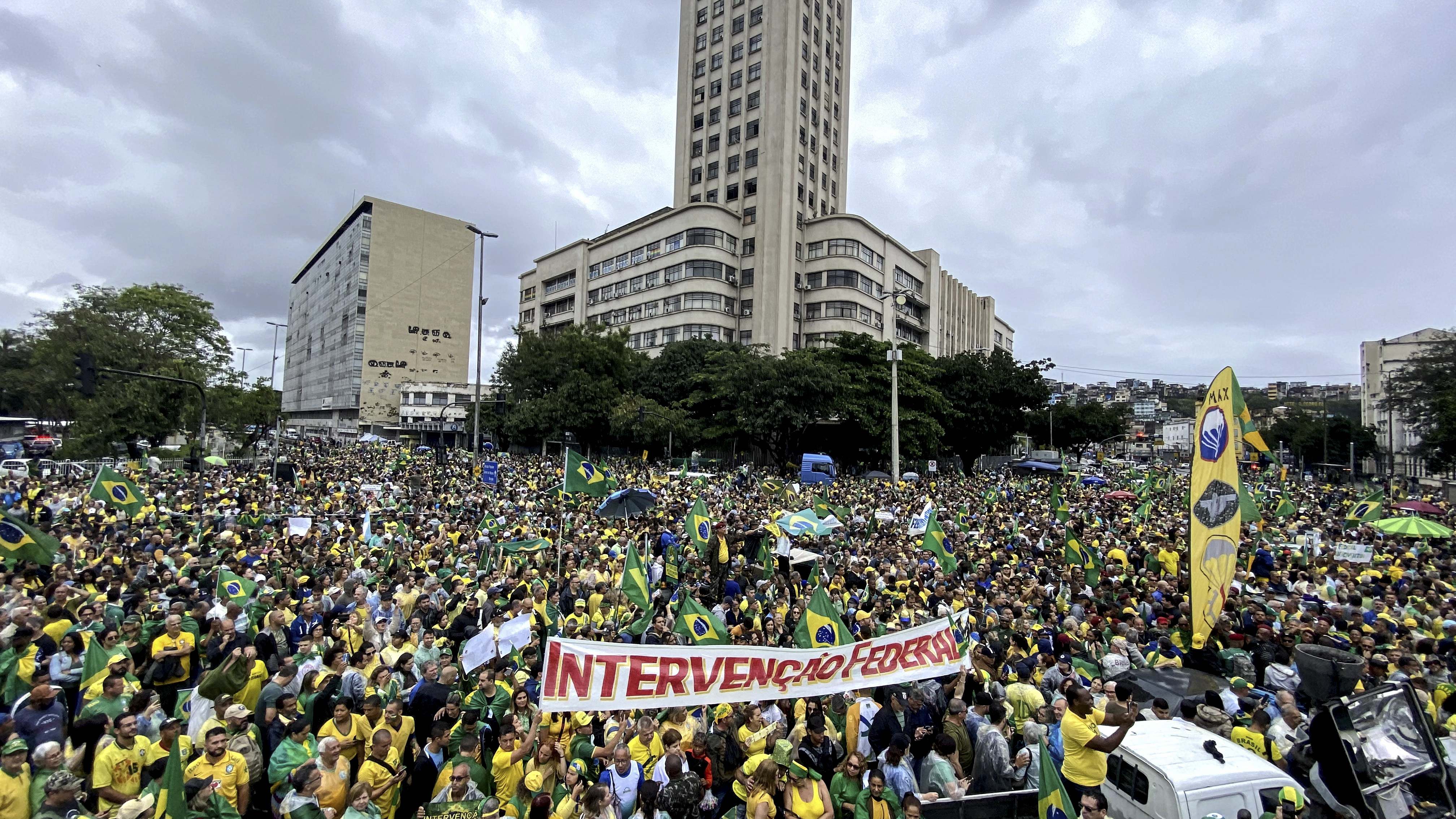 BRA01. RIO DE JANEIRO (BRASIL), 02/11/2022.- Miles de personas participan en una protesta de seguidores del expresidente Jair Bolsonaro por el resultado de las elecciones hoy, frente al Comando Militar del Este, en Río de Janeiro (Brasil). Miles de personas se han concentrado este miércoles frente a las puertas de cuarteles en Sao Paulo, Brasilia y Río de Janeiro para exigir una "intervención militar" contra la victoria electoral del líder progresista Luiz Inácio Lula da Silva. Las concentraciones, en las que los manifestantes proclaman que "autorizan" al presidente Jair Bolsonaro a llamar a las Fuerzas Armadas, fueron convocadas a través de las redes sociales por los grupos de ultraderecha que apoyan al gobernante y no reconocen la victoria de Lula en las urnas. EFE/ Antonio Lacerda