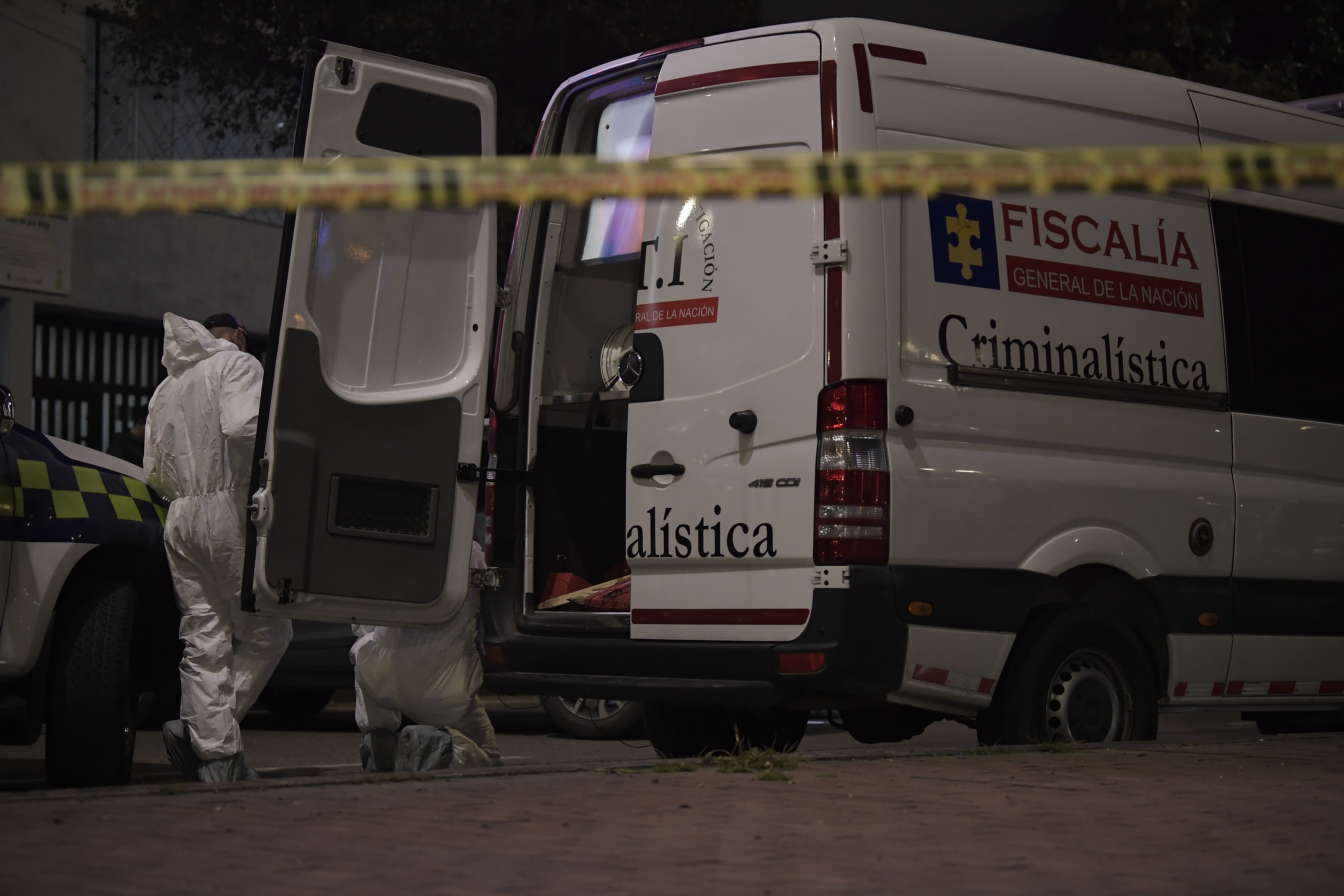 Agentes del CTI, realizan el levantamiento del cuerpo del director de la cárcel La Modelo, quién se movilizaba en un carro particular
