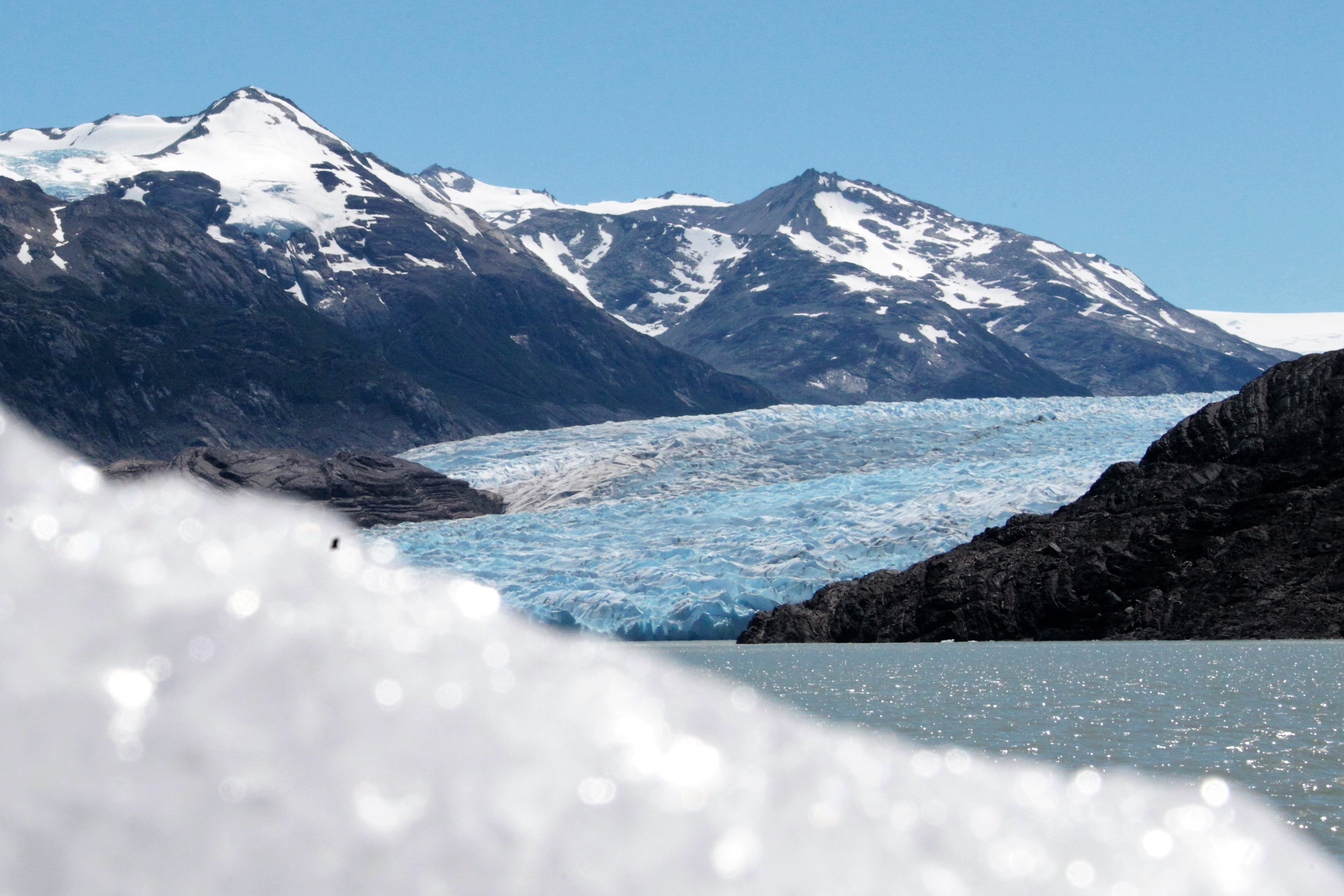 -FOTODELDÍA- AME2718. PARQUE NACIONAL TORRES DEL PAINE (CHILE), 26/12/2022.- Vista hoy del glaciar Grey, cola de los Campos de Hielo Sur, la tercera reserva mundial de agua dulce del mundo, en el Parque Nacional Torres del Paine (Chile). Las Torres del Paine marcaron ayer domingo 20 grados celsius, un récord negativo en pleno invierno austral. El glaciar Grey, situado en el Parque Natural Torres del Paine al sur de Chile, pierde 40 metros cada año y es uno de los exponentes más lamentables de la emergencia climática. EFE/ Javier Martín