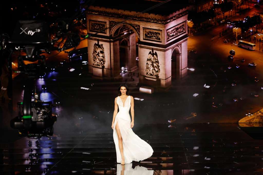 FOTODELDÍA EPA3888. PARIS (FRANCIA), 29/09/2025.- La modelo estadounidense Kendall Jenner desfila una creación de la colección Primavera/Verano 2026 de L'Oreal Paris este lunes, durante la Semana de la Moda de París (Francia). EFE/EPA/ Mohammed Badra