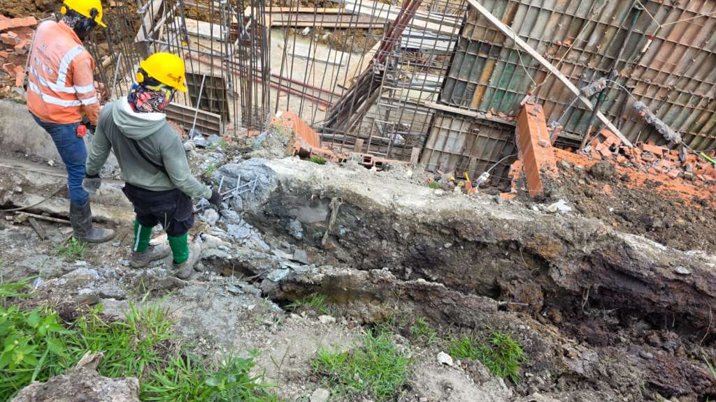Colapso del muro de cerramiento en las obras de la sede Pablo Neruda, en el barrio Antonio Nariño de Cali.
