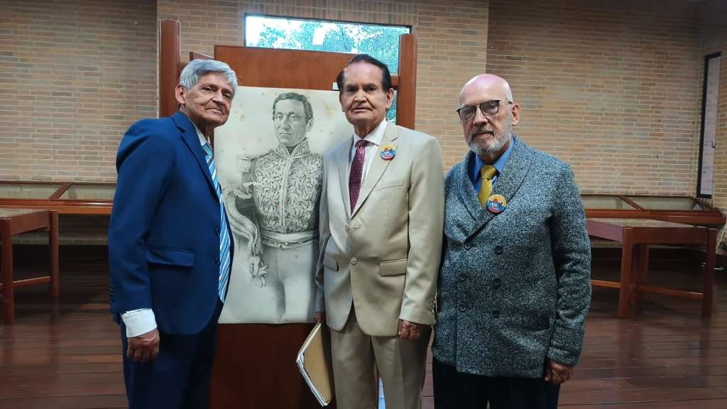Estos son los tataranietos del general José María Melo: Heliodoro Melo Barreto, Gustavo Melo Barreto y Ramiro Melo Barreto posan con una imagen de su tatarabuelo