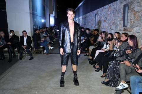 Desfile del diseñador Fabián Rodríguez en la embajada del Ecuador