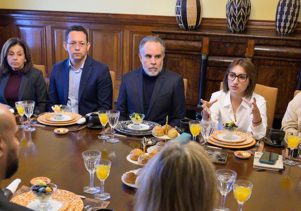 Ministro del Interior, Armando Benedetti, y canciller Laura Sarabia lideraron charlas para establecer la ruta para pasaportes.