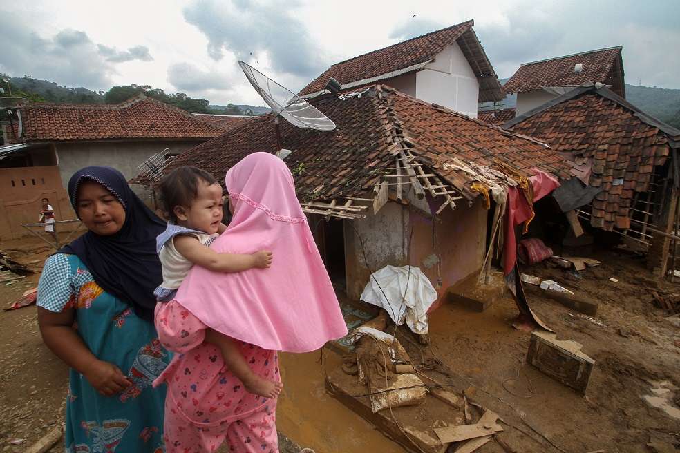 Los servicios de rescate señalaron que este viernes iban a evacuar a los vecinos de los barrios más siniestrados, especialmente los niños y las personas mayores, que seguían atrapados en sus casas. Para estas operaciones, iban a utilizar lanchas inflables.