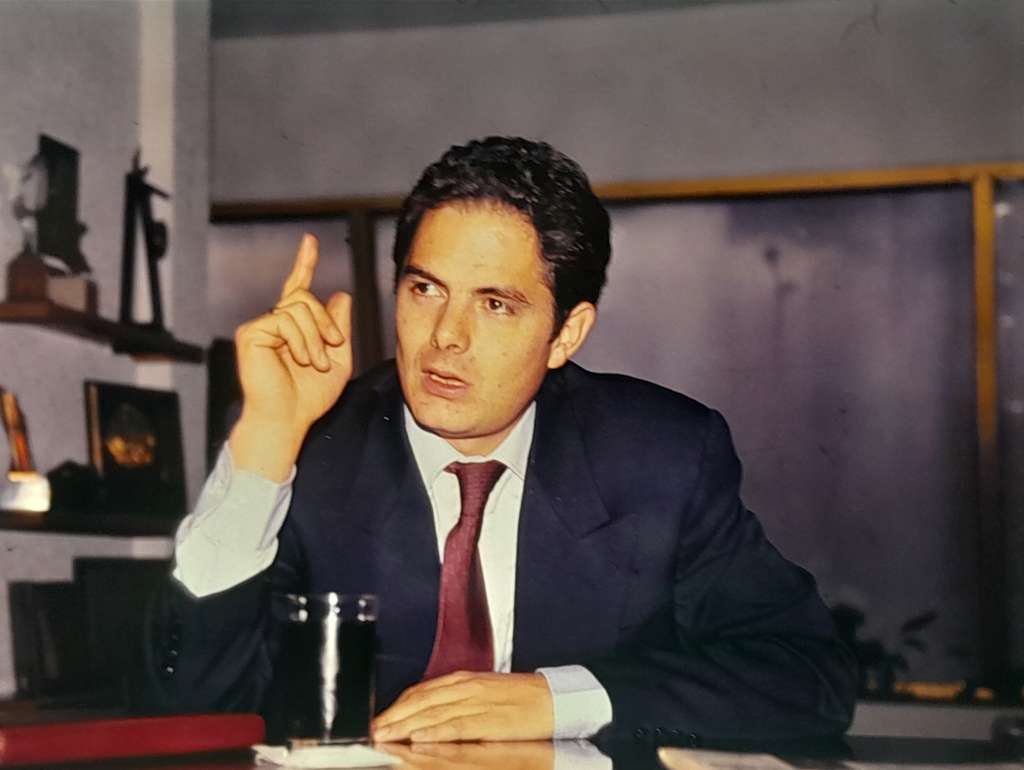 Su primera incursión en la política fue como concejal de Bojacá, Cundinamarca, por el Nuevo Liberalismo. Luego llegó al Concejo de Bogotá, del que llegó a ser presidente, en 1990 y allí estuvo hasta 1994.