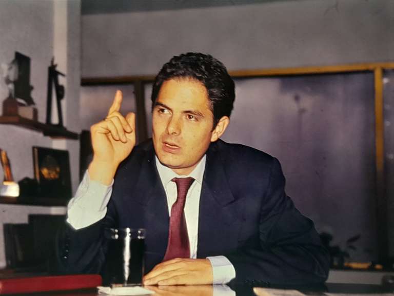 Su primera incursión en la política fue como concejal de Bojacá, Cundinamarca, por el Nuevo Liberalismo. Luego llegó al Concejo de Bogotá, del que llegó a ser presidente, en 1990 y allí estuvo hasta 1994.
