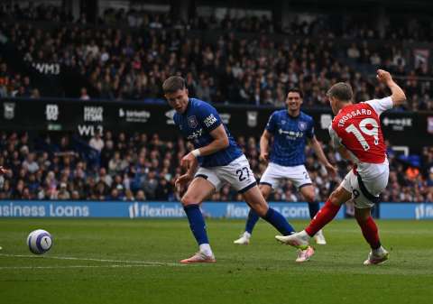 Arsenal goleó al Ipswich y aplazó celebración del Liverpool en la Premier League