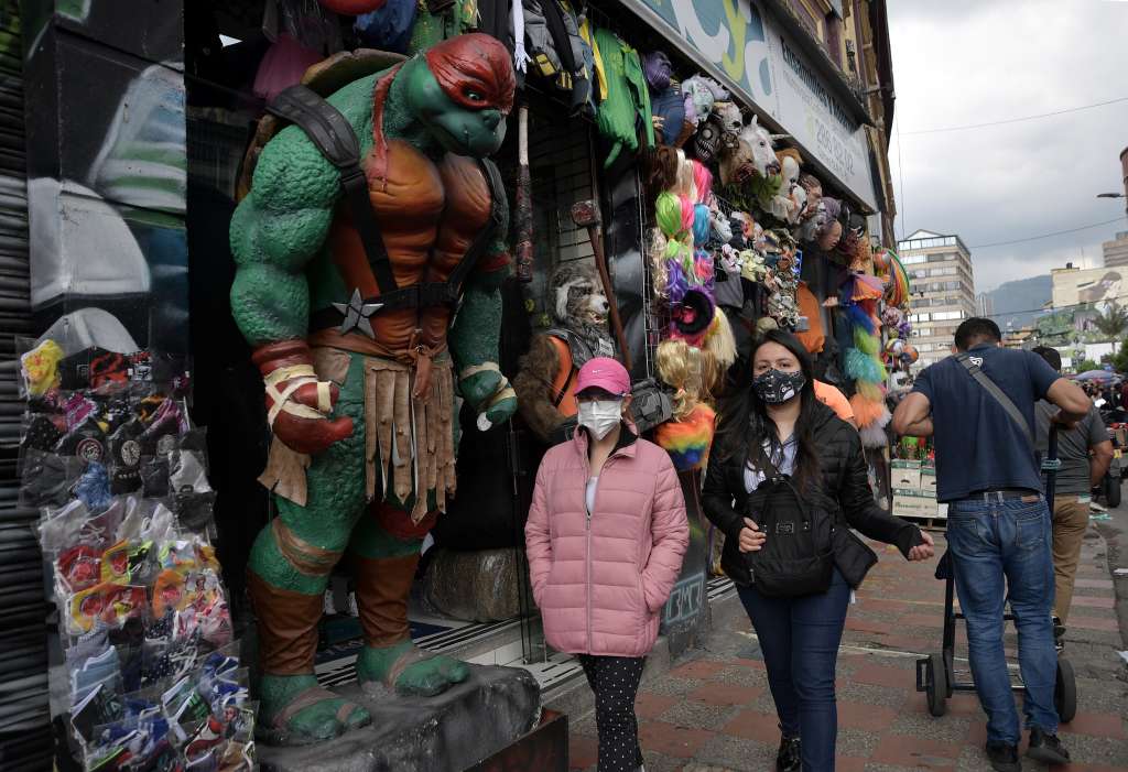 Disfraces para halloween, de venta en San Victorino, durante la pandemia por Covid-19.