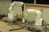 Ingenieros logran que dos robots armen una silla en solo 20 minutos