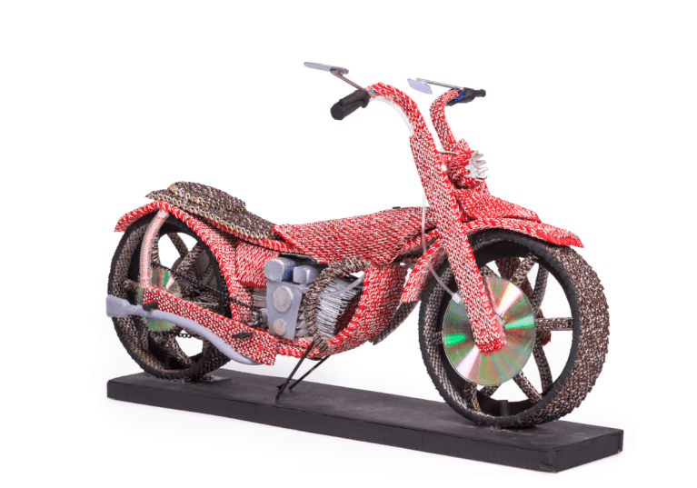 La exposición destaca la participación de los artistas privados de la libertad, de los territorios PDET y de los Pueblos Patrimonio, quienes con su talento y creatividad enriquecen la muestra. Obra: "Diseño motocicleta", de Gabriel Francisco Martínez.