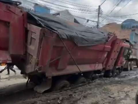 Vía se hunde y atrapa camiones del Metro en Los Mártires: vecinos exigen solución