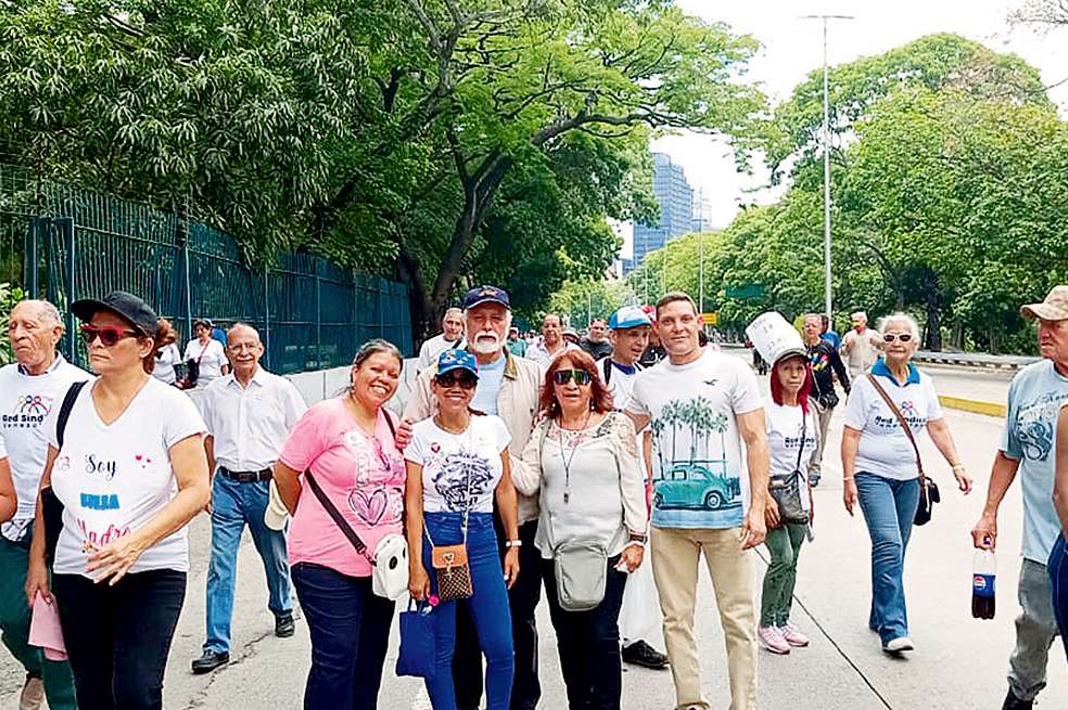 José Gregorio Ochoa, en compañía de vecinos de parroquias caraqueñas, durante las manifestaciones del Día del Trabajo.