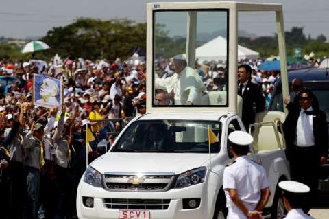 Maduro confía en que el papa visitará Venezuela "muy pronto"