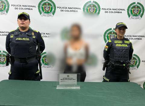 Mujer que mordió a patrullera de la Policía deberá responder por varios delitos