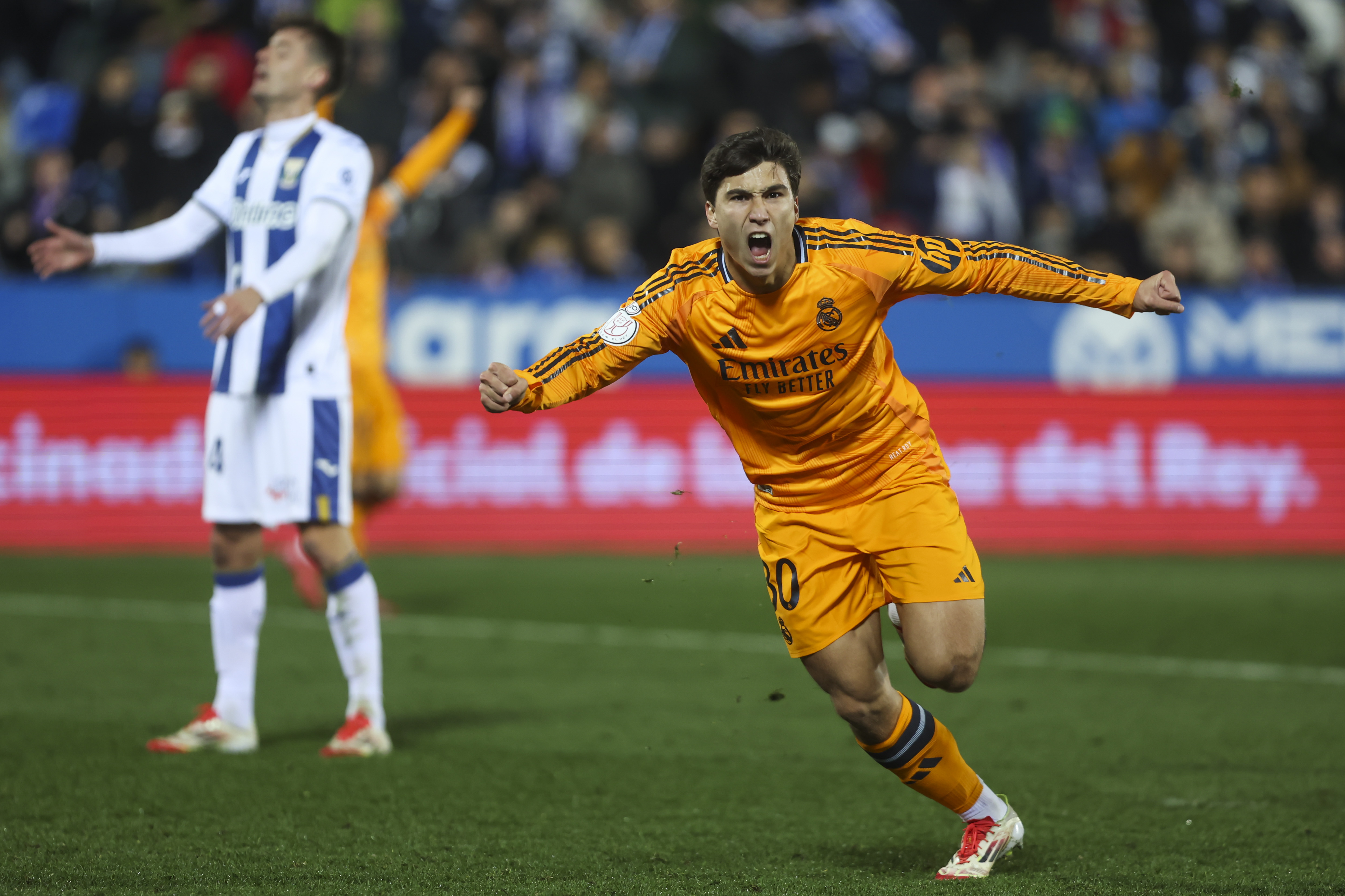 LEGANÉS (MADRID), 05/02/2025.- El delantero del Real Madrid Gonzalo García celebra su gol durante el partido de cuartos de final de la Copa del Rey que CD Leganés y Real Madrid disputan este miércoles en el estadio de Butarque. EFE/Kiko Huesca