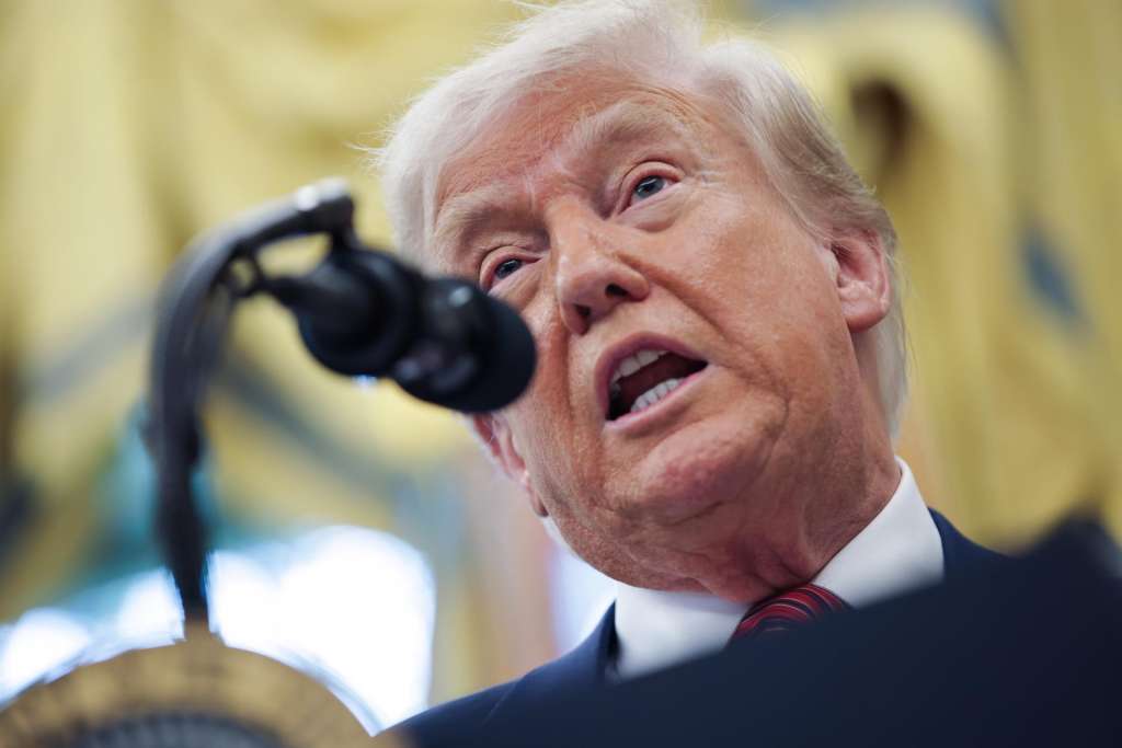 Washington (USA), 07/05/2025.- US President Donald Trump speaks before swearing in former US Senator David Perdue (not pictured) as the United States Ambassador to the Peoples Republic of China in the Oval Office at the White House in Washington, DC, USA, 07 May 2025. (Estados Unidos) EFE/EPA/SAMUEL CORUM / POOL