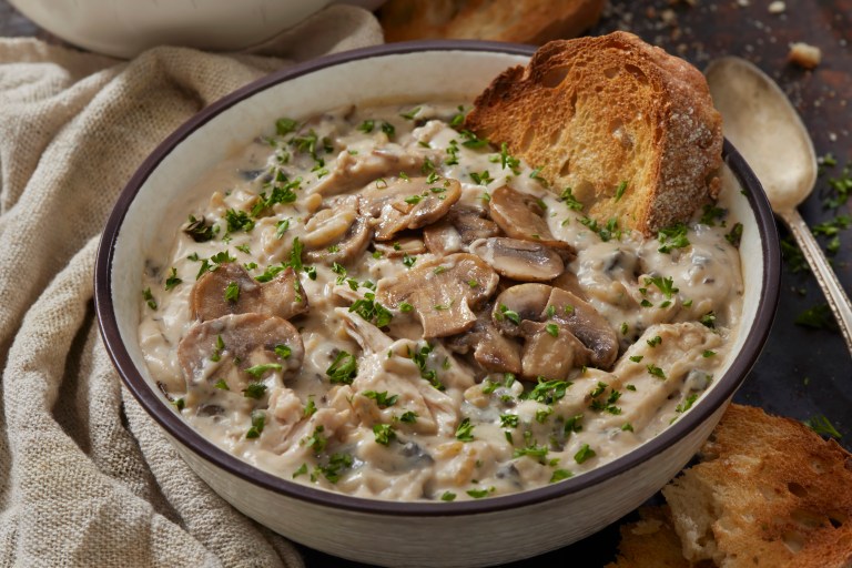 Ingredientes y receta para hacer lomitos de pollo al vino con champiñones