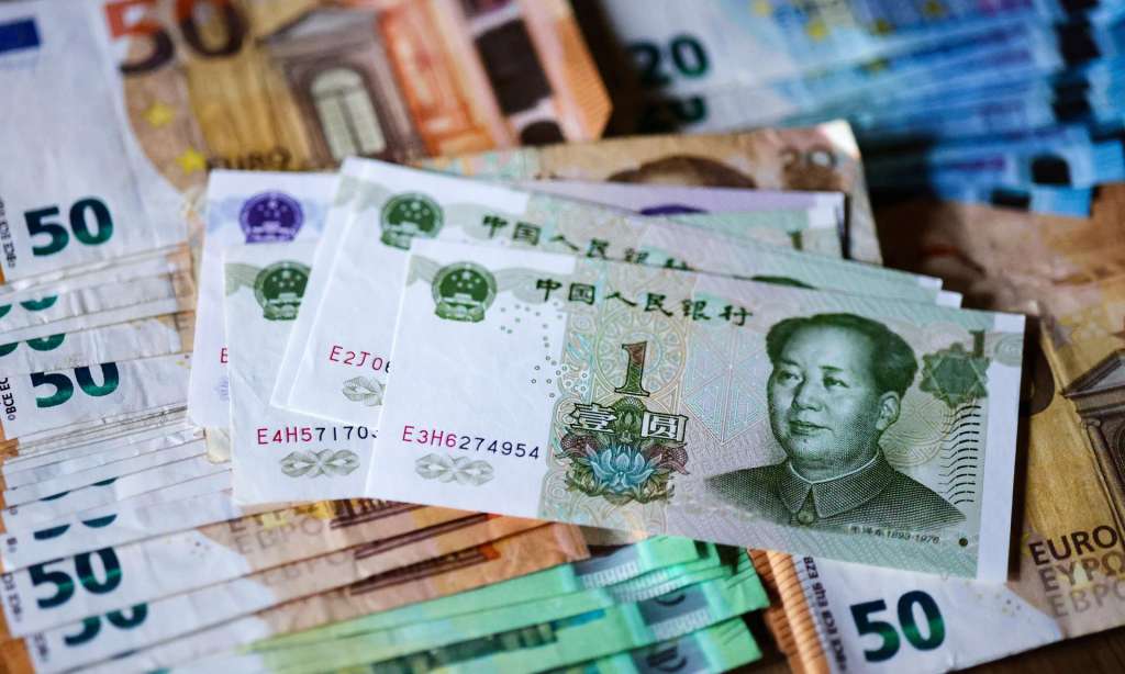 Berlin (Germany), 23/07/2025.- Euro and Yuan banknotes in Berlin, Germany, 23 July 2025. According to a study published by the German Economic Insitute on 23 July, China's undervaluation of the yuan is driving the eurozone's trade deficit. The German Economic Institute presented the study "Yuan Undervaluation against the Euro: Unfair Cost Advantages for China?!". (Alemania) EFE/EPA/HANNIBAL HANSCHKE