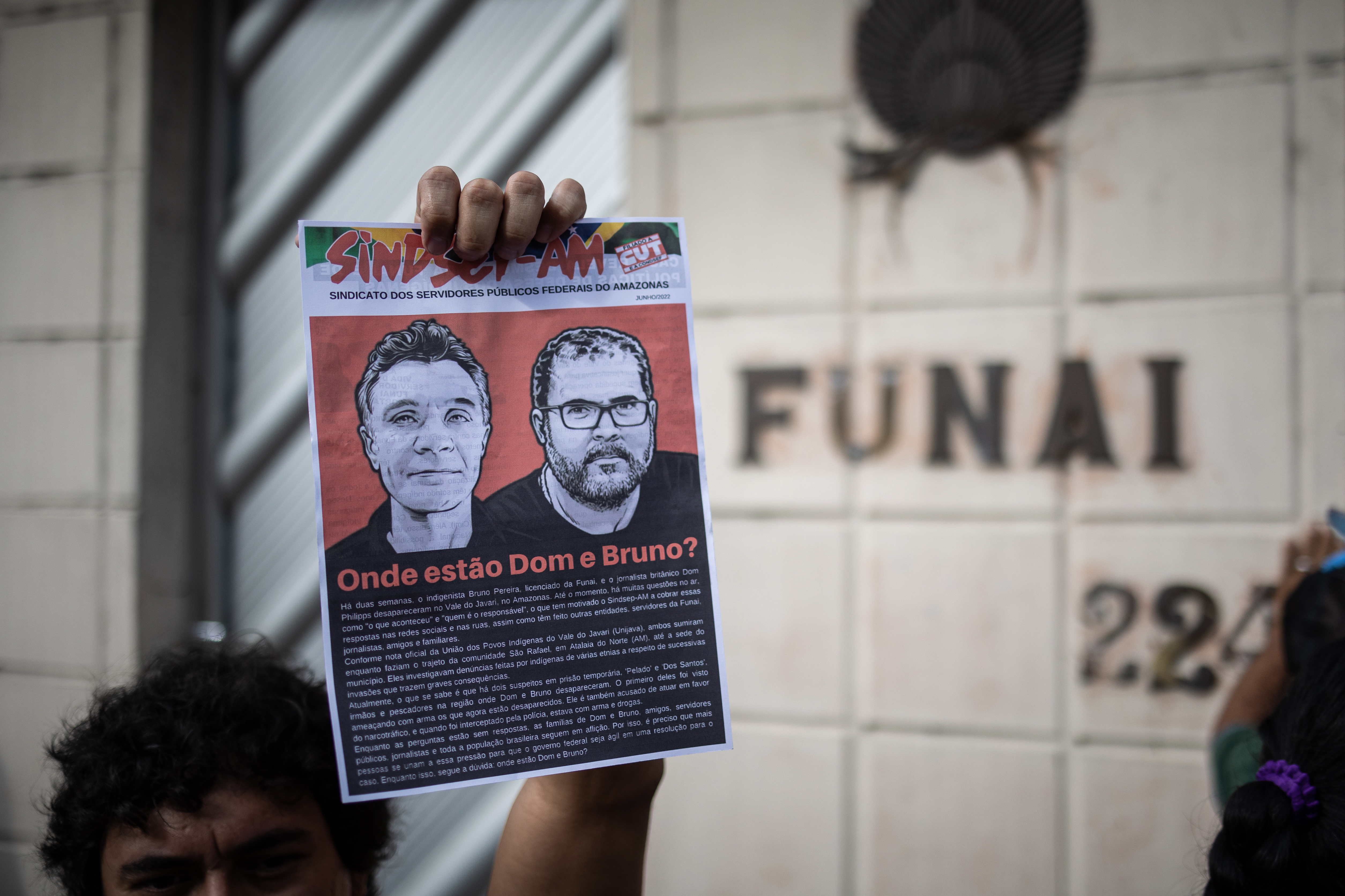 BRA09. MANAOS (BRASIL), 15/06/2022 - Un manifestante sostiene hoy un cartel frente a la sede de la Fundación Nacional del Indio (FUNAI), durante una protesta por la desaparición del indigenista Bruno Pereira y el periodista inglés Dom Phillips en Manaos, Amazonas, Brasil. Las autoridades brasileñas hallaron restos humanos en el lugar en que son buscados un periodista británico y un indigenista brasileño desaparecidos hace once días en una remota y selvática región de la Amazonía, informaron este miércoles fuentes oficiales. EFE/ Raphael Alves