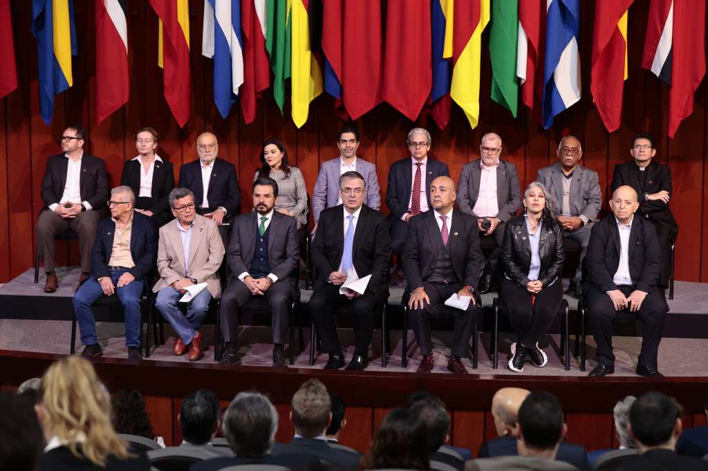 MEX6284. CIUDAD DE MÉXICO (MÉXICO), 13/02/2023.- Los integrantes del segundo ciclo de negociaciones de la Mesa de Diálogos de Paz entre el gobierno de Colombia y el Ejército de Liberación Nacional (ELN) posan para la fotografía oficial hoy, en Ciudad de México (México). El Gobierno de Colombia y la guerrilla del Ejército de Liberación Nacional (ELN) iniciaron este lunes en Ciudad de México el segundo ciclo de negociaciones de paz, con el principal objetivo de lograr un acuerdo del cese el fuego bilateral. EFE/ José Méndez