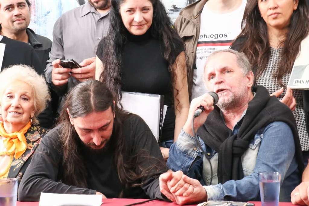 Roberto Mijalchuk (der.) habla durante la presentación de su sobrino, Javier Matías Darroux Mijalchuk (izq.), el nieto restituido número 130. / Agencia Anadolu
