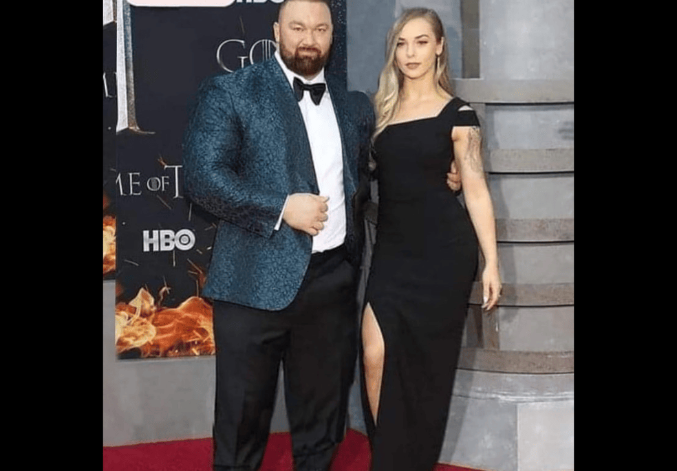 Thor Björnsson y Kelsey Henson en evento de Game of Thrones.