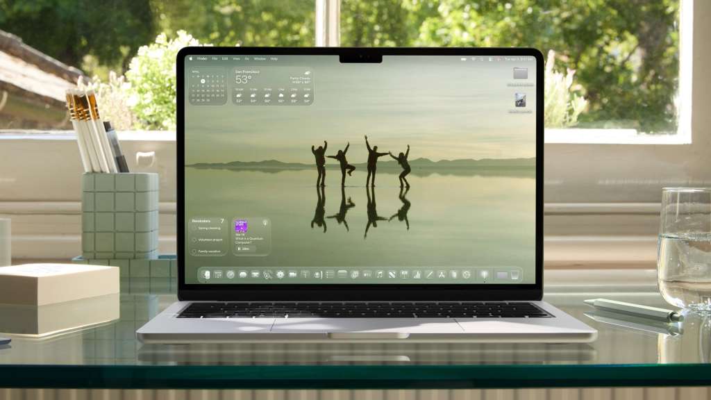 CUPERTINO (United States), 09/06/2025.- An undated handout photo provided by Apple In. on 09 June 2025 shows macOS Tahoe 26 letting users customize the desktop and Dock with new looks for app icons and widgets crafted from multiple layers of Liquid Glass. The 2025 Apple Worldwide Developers Conference (WWDC) kicked off on the campus of Apple Park in Cupertino, California, USA, on 09 June 2025. EFE/EPA/APPLE INC. / HANDOUT HANDOUT EDITORIAL USE ONLY/NO SALES