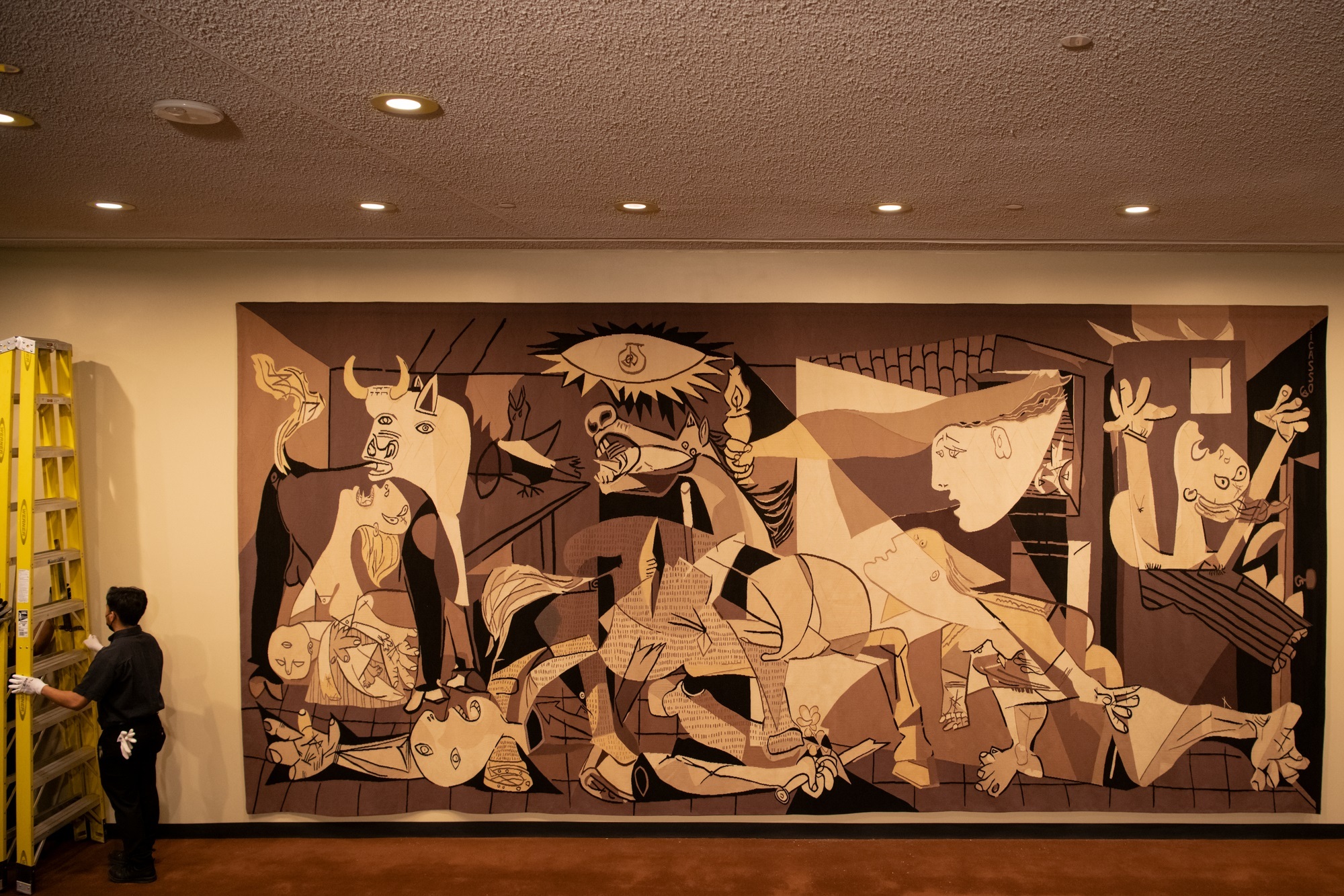 USA4939. NUEVA YORK (NY, EEUU), 05/02/2022.- Fotografía cedida por la ONU que muestra el tapiz del "Guernica" de Picasso tras ser colocado hoy, fuera de la Cámara del Consejo de Seguridad de las Naciones Unidas en Nueva York (EE.UU.). El icónico tapiz del "Guernica" de Picasso volvió a ser colocado a la entrada del Consejo de Seguridad de la ONU un año después de que fuera retirado tras haber sido reclamado por su propietario, un miembro de la familia Rockefeller, informó este sábado la organización. EFE/Mark Garten/ONU /SOLO USO EDITORIAL /NO VENTAS /SOLO DISPONIBLE PARA ILUSTRAR LA NOTICIA QUE ACOMPAÑA /CRÉDITO OBLIGATORIO