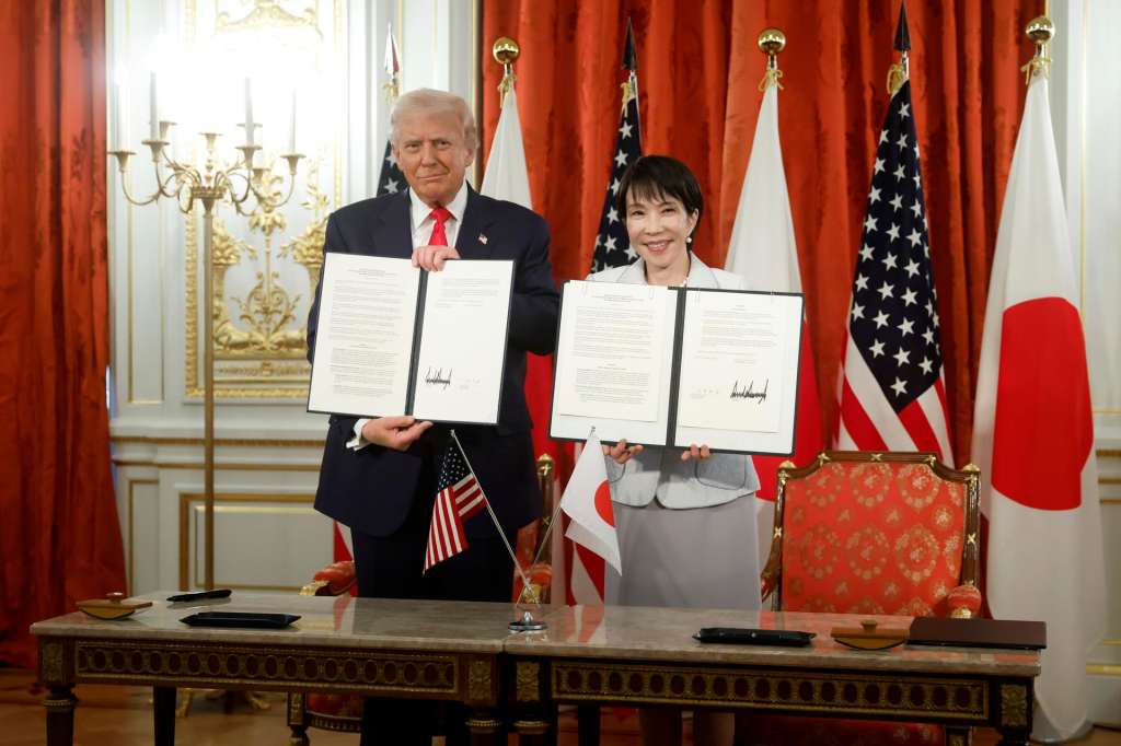 Tokyo (Japan), 28/10/2025.- US President Donald Trump and Japan’s Prime Minister Sanae Takaichi during a signing ceremony for an agreement on critical minerals and rare earths at the Akasaka Palace State Guest House in Tokyo, Japan, 28 October 2025. US President Trump is on a three-day visit to Japan from 27 to 29 October 2025 to reaffirm the Japan-US alliance and advance economic talks. (Japón, Tokio) EFE/EPA/KIYOSHI OTA / BLOOMBERG POOL
