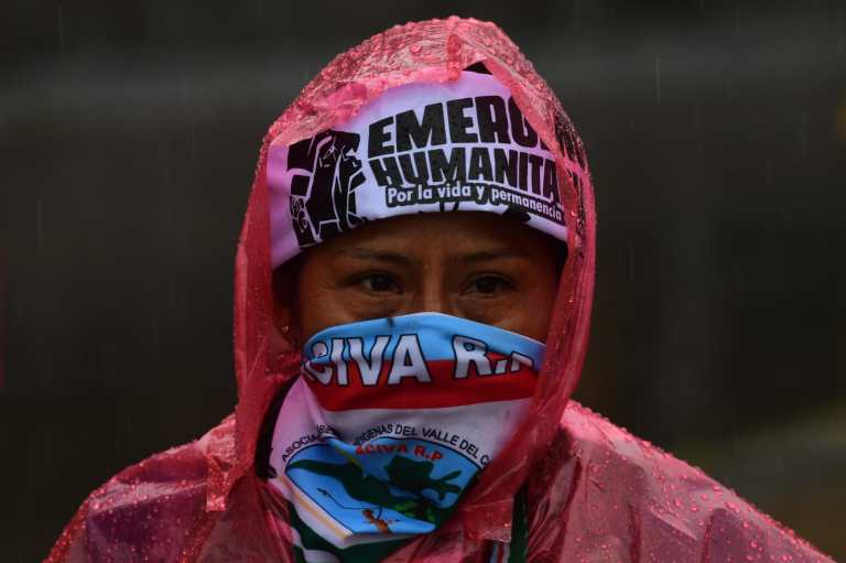 Ni las fuertes lluvias en la capital afectaron a los manifestantes que  marcharon desde la Universidad Pedagógica hasta las oficinas de la ONU para entregar la declaratoria de emergencia humanitaria por la crisis que atraviesan los territorios que han quedado en medio del conflicto.