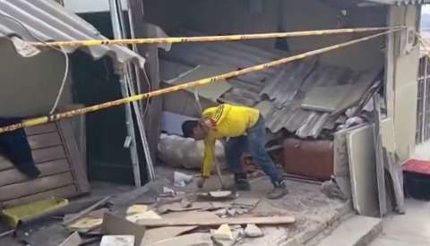 Niña podría perder una extremidad tras choque de camión contra vivienda en Soacha